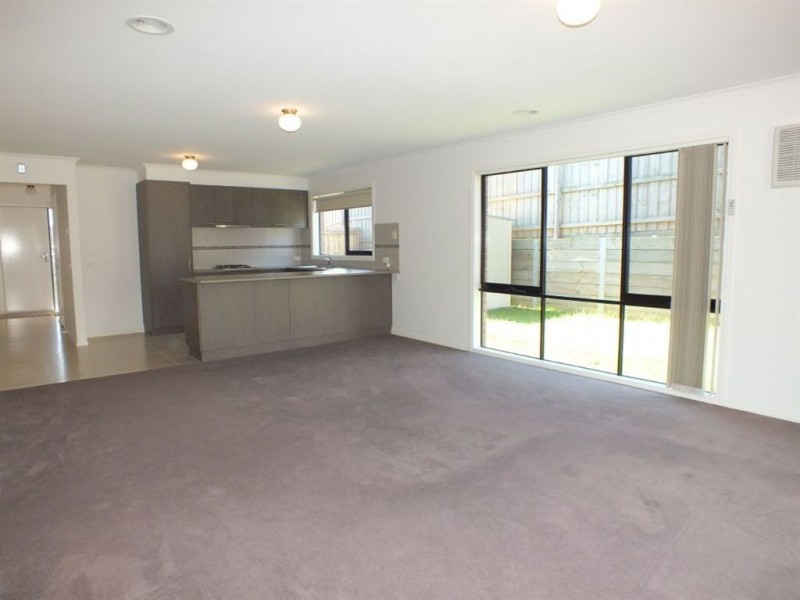 25/107 Army Road, Pakenham VIC 3810