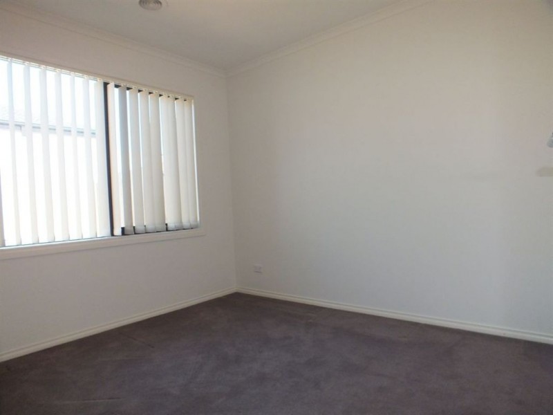 25/107 Army Road, Pakenham VIC 3810