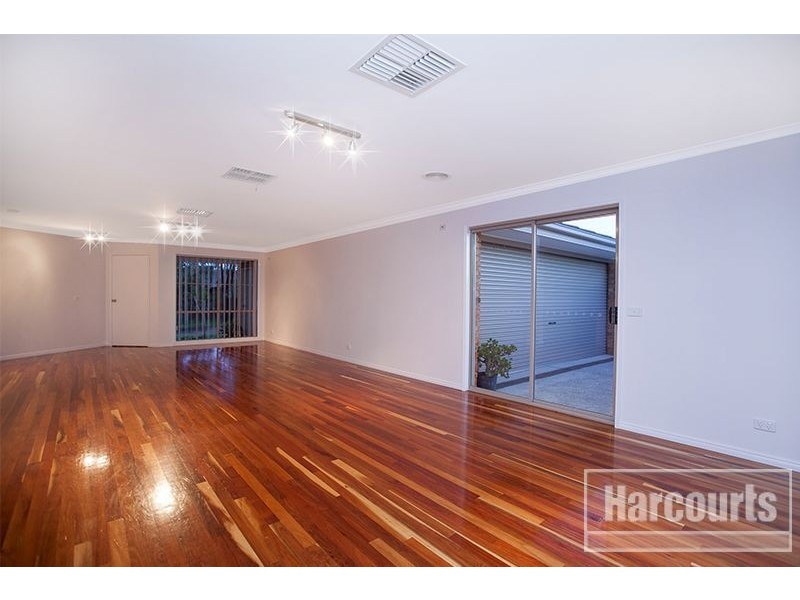 42 Thomas Place, Pakenham VIC 3810