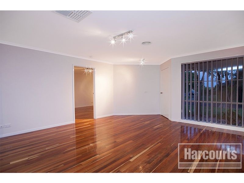 42 Thomas Place, Pakenham VIC 3810