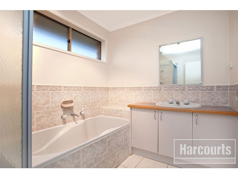 42 Thomas Place, Pakenham VIC 3810