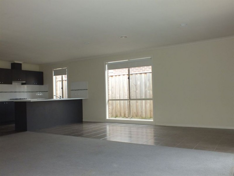 24 Kosta Boda Boulevard, Pakenham VIC 3810