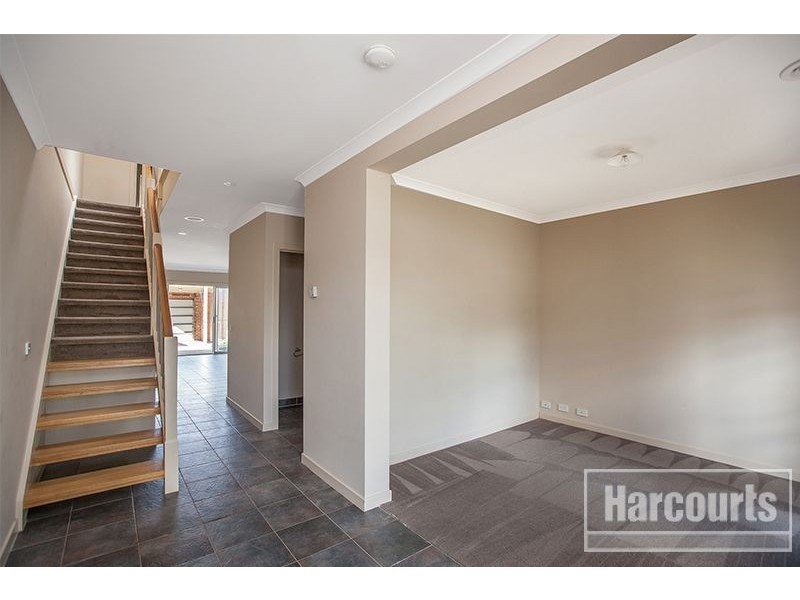 8 Stonebridge Lane, Pakenham VIC 3810