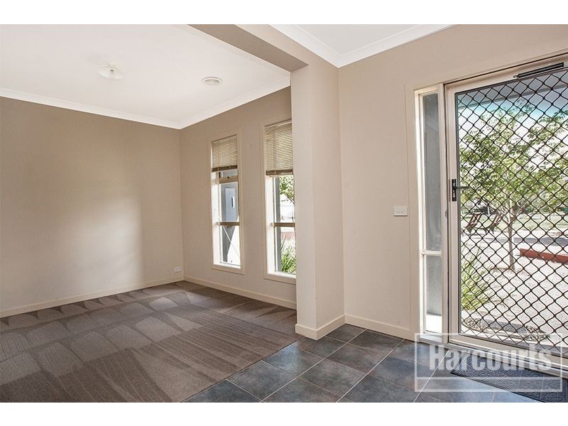 8 Stonebridge Lane, Pakenham VIC 3810