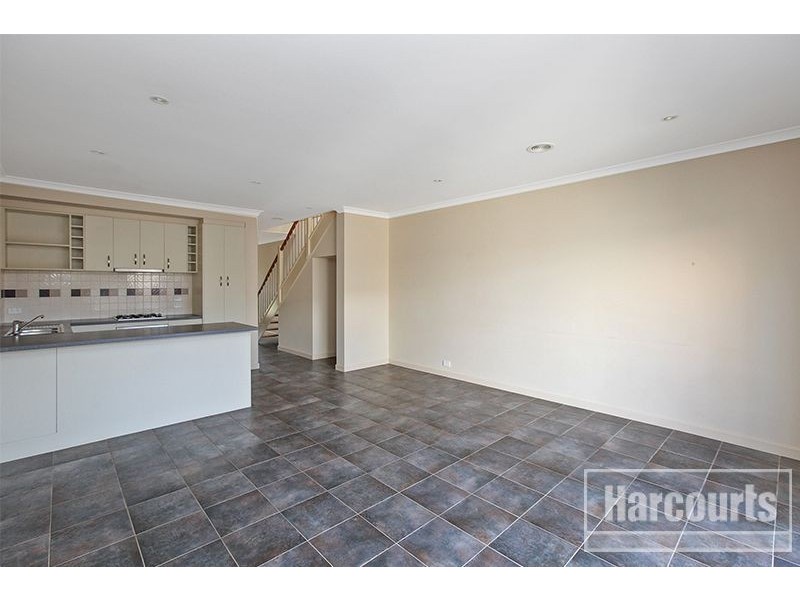 8 Stonebridge Lane, Pakenham VIC 3810