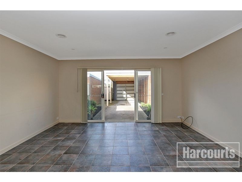8 Stonebridge Lane, Pakenham VIC 3810