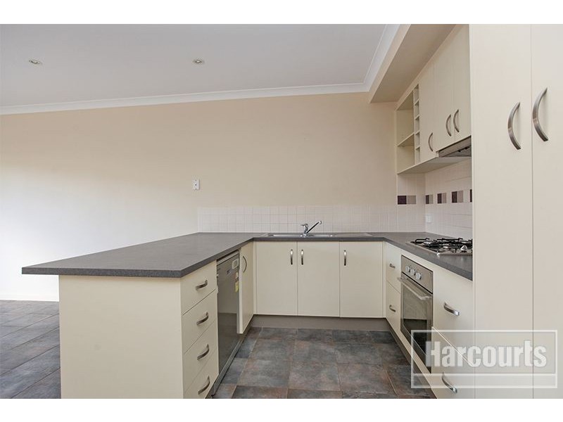 8 Stonebridge Lane, Pakenham VIC 3810
