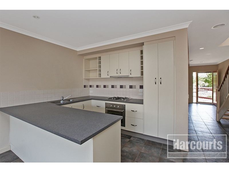 8 Stonebridge Lane, Pakenham VIC 3810