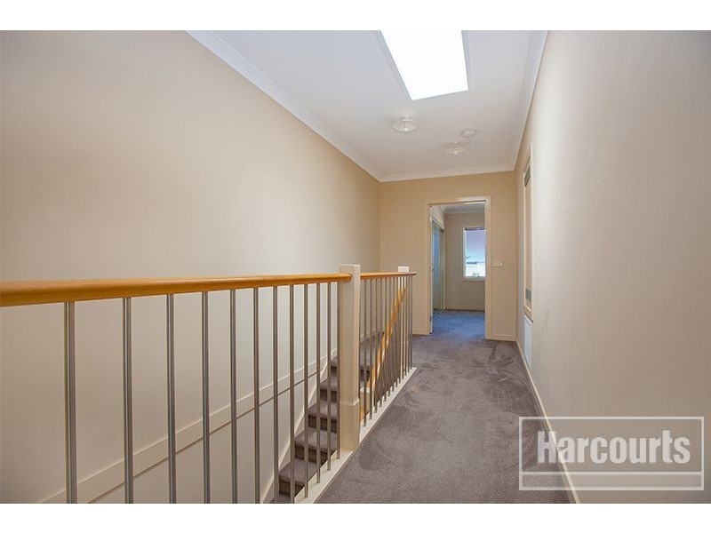 8 Stonebridge Lane, Pakenham VIC 3810