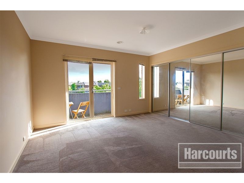 8 Stonebridge Lane, Pakenham VIC 3810