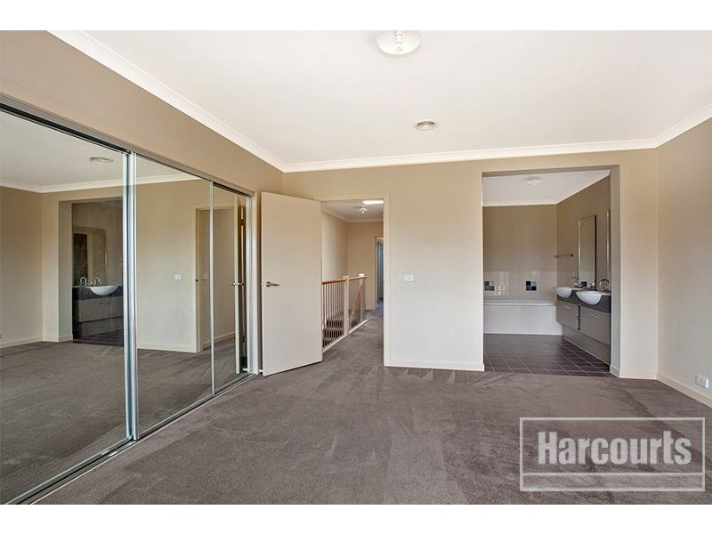 8 Stonebridge Lane, Pakenham VIC 3810