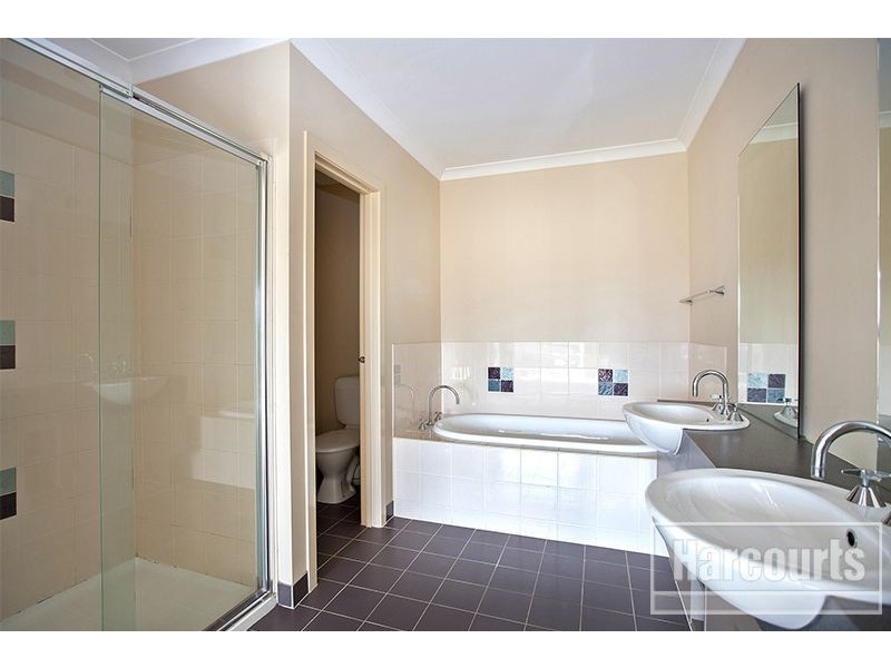 8 Stonebridge Lane, Pakenham VIC 3810