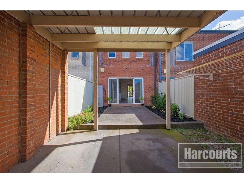 8 Stonebridge Lane, Pakenham VIC 3810