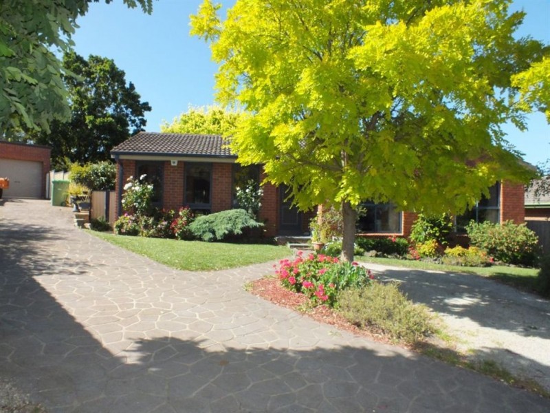 8 Finch Court, Pakenham VIC 3810