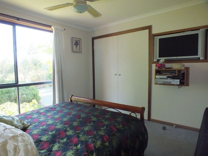 8 Finch Court, Pakenham VIC 3810