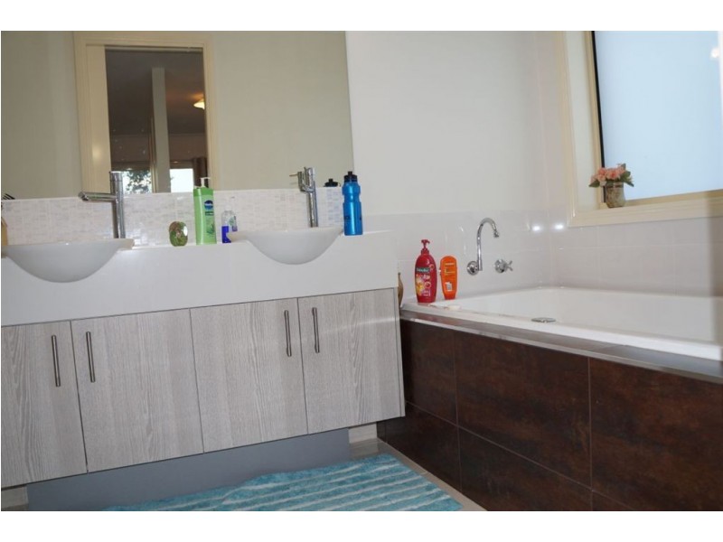 28 Lisa Avenue, Pakenham VIC 3810