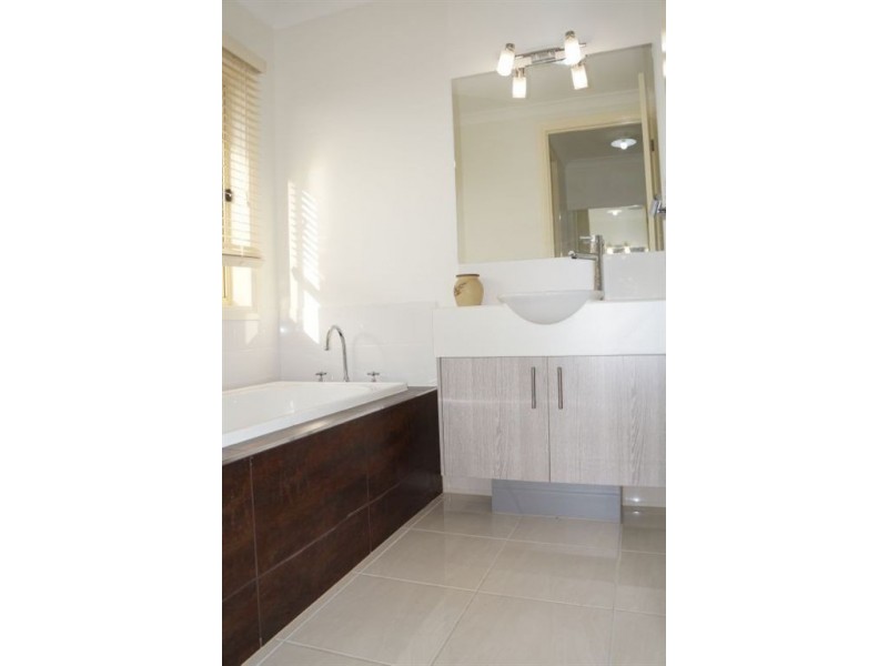 28 Lisa Avenue, Pakenham VIC 3810