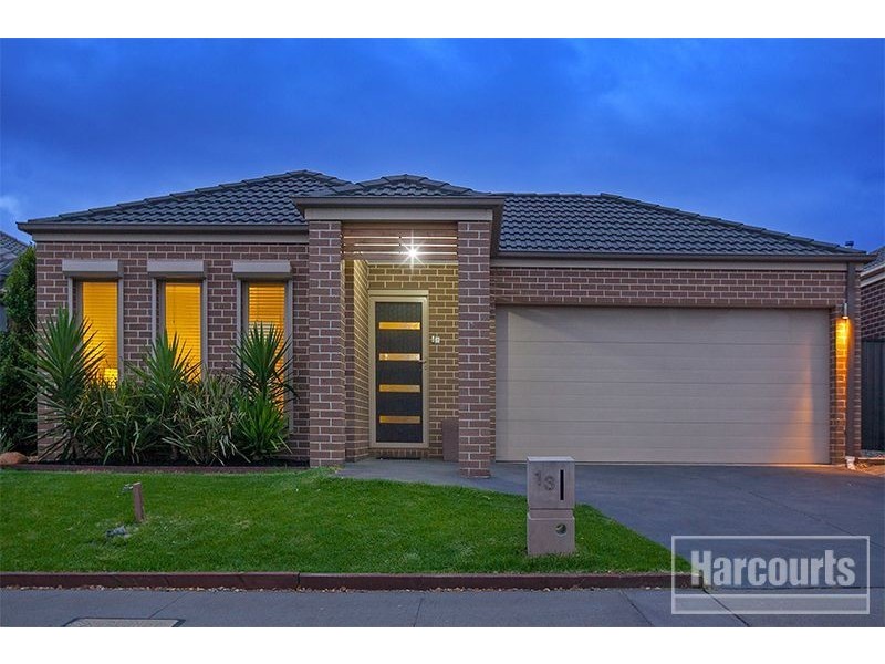 13 Downing Square, Pakenham VIC 3810