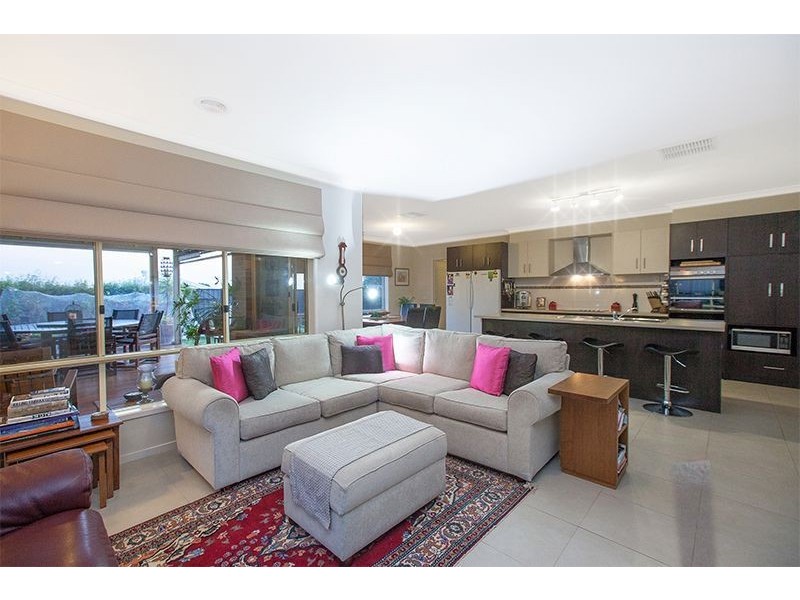 7 Adrian Drive, Pakenham VIC 3810