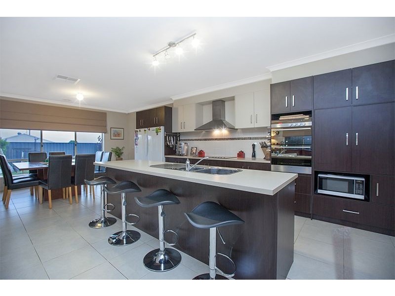 7 Adrian Drive, Pakenham VIC 3810