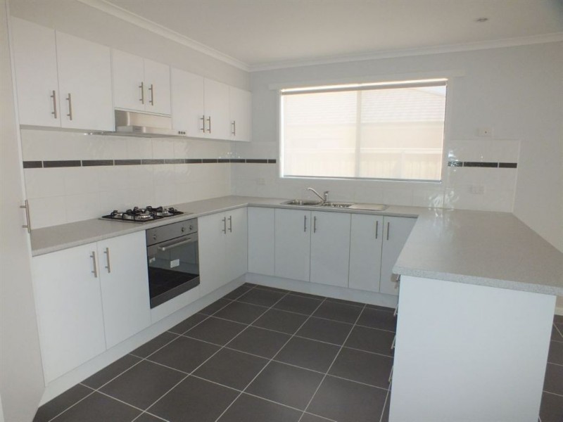 77 Henry Road, Pakenham VIC 3810