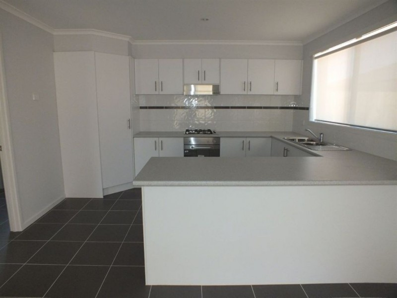 77 Henry Road, Pakenham VIC 3810