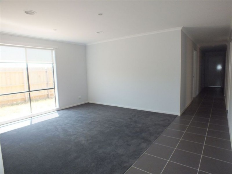 77 Henry Road, Pakenham VIC 3810