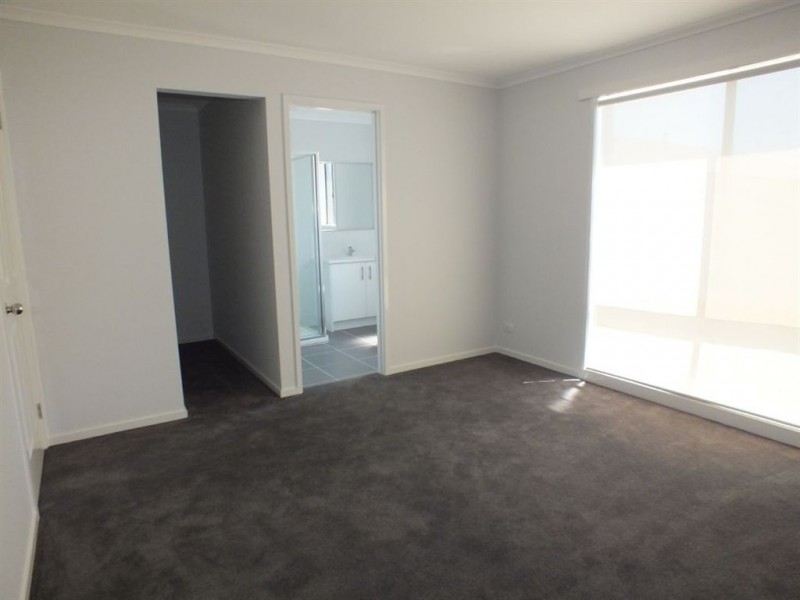 77 Henry Road, Pakenham VIC 3810