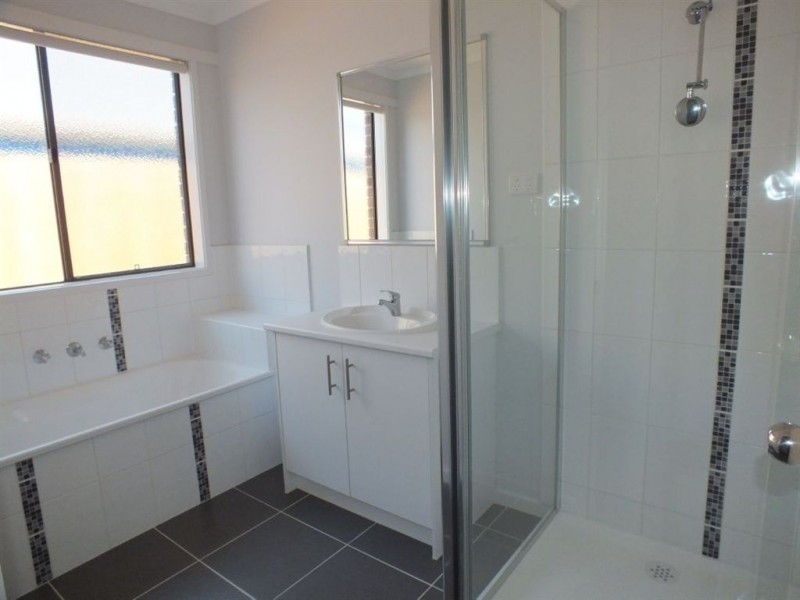 77 Henry Road, Pakenham VIC 3810