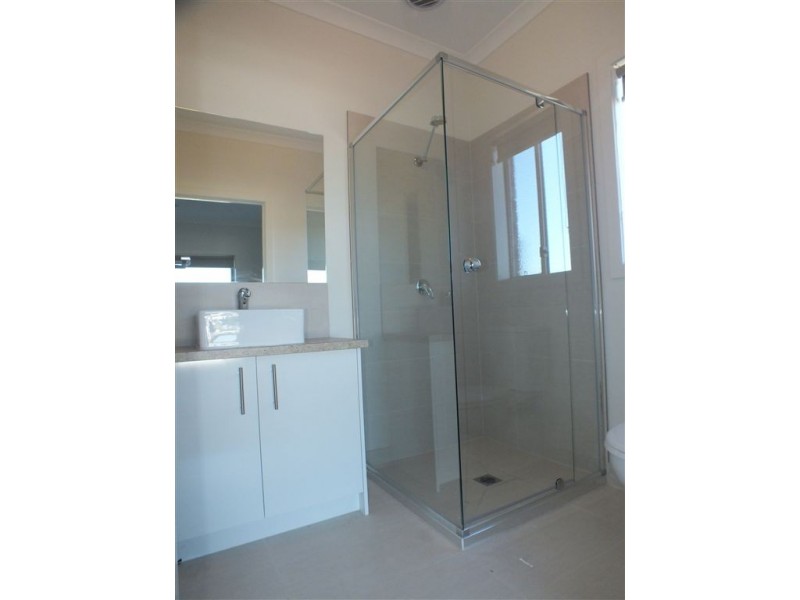 2 Hamish Avenue, Pakenham VIC 3810