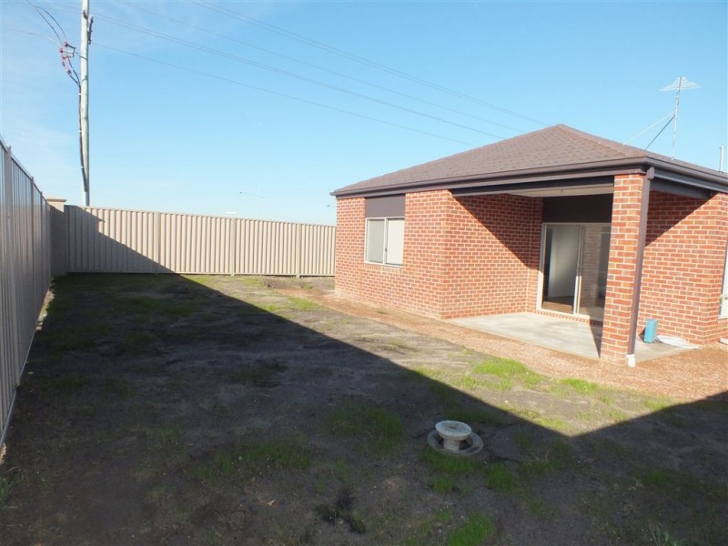 2 Hamish Avenue, Pakenham VIC 3810