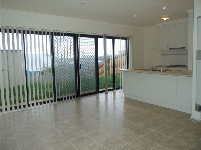 4/103 Army Road, Pakenham VIC 3810