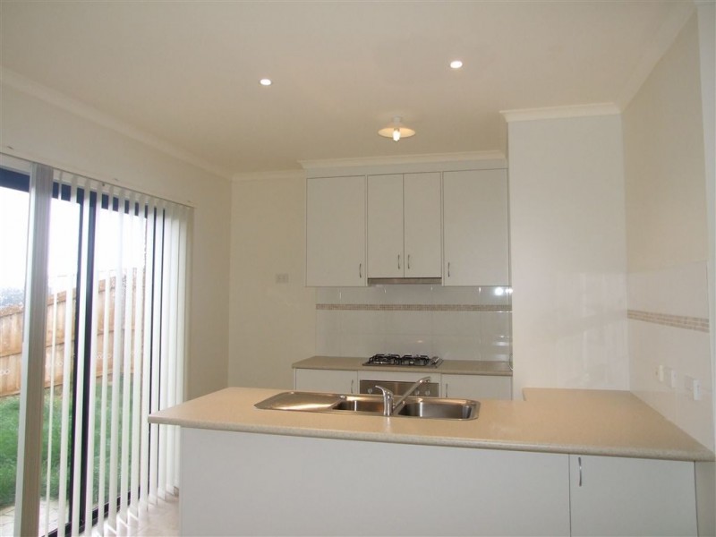 4/103 Army Road, Pakenham VIC 3810