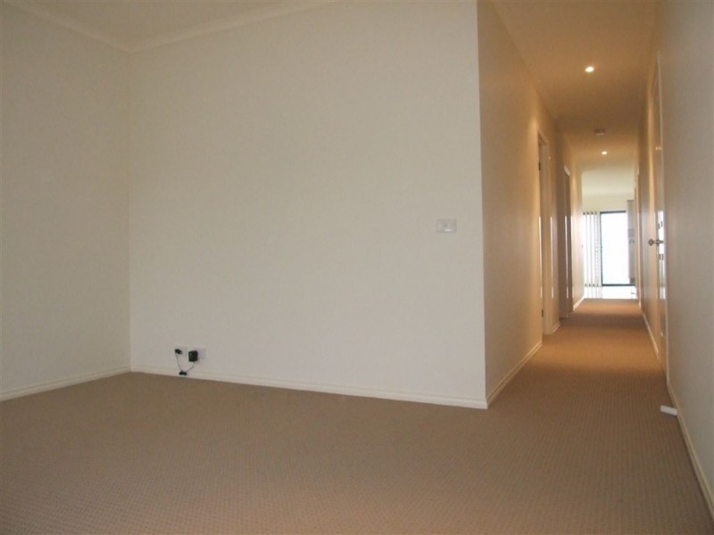 4/103 Army Road, Pakenham VIC 3810