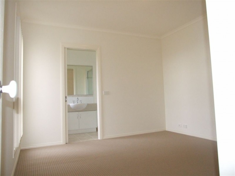 4/103 Army Road, Pakenham VIC 3810