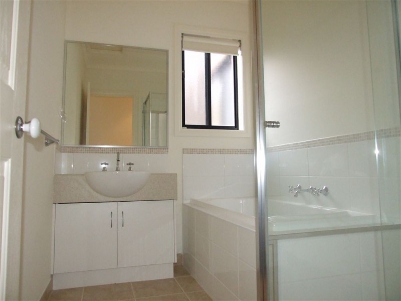 4/103 Army Road, Pakenham VIC 3810