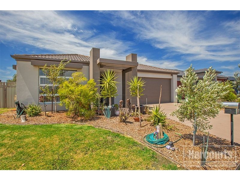 19 Debra Avenue, Pakenham VIC 3810