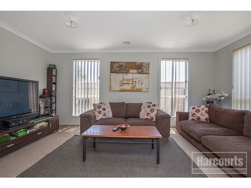 19 Debra Avenue, Pakenham VIC 3810