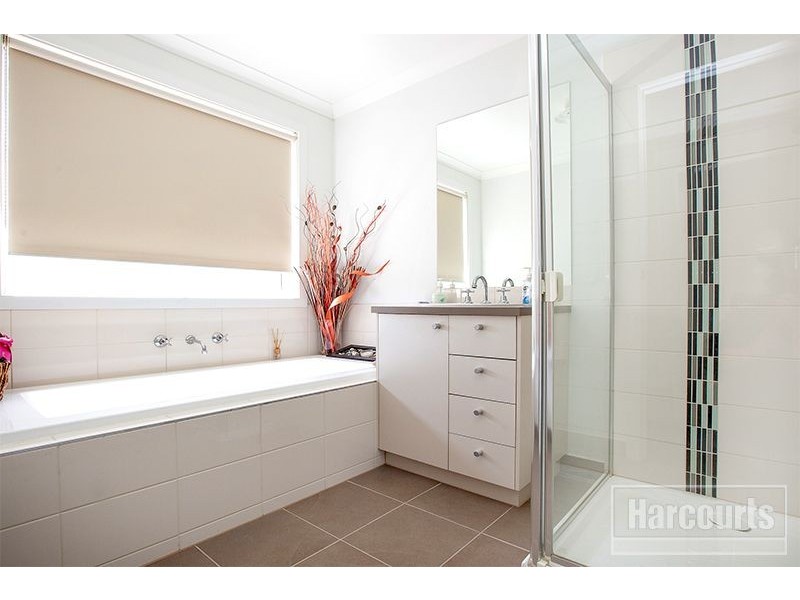 19 Debra Avenue, Pakenham VIC 3810