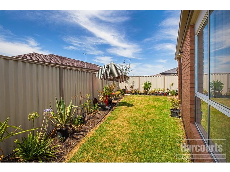 19 Debra Avenue, Pakenham VIC 3810