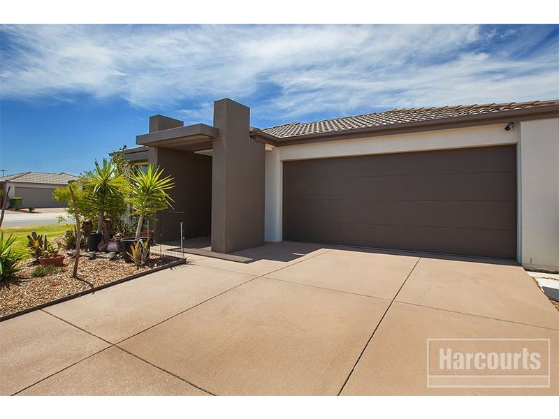 19 Debra Avenue, Pakenham VIC 3810