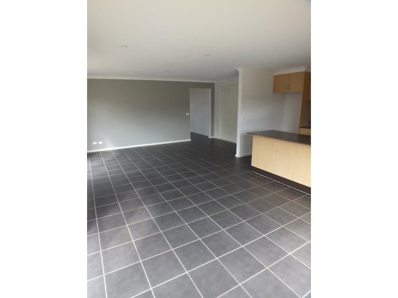 6 Orchard Valley Avenue, Pakenham VIC 3810