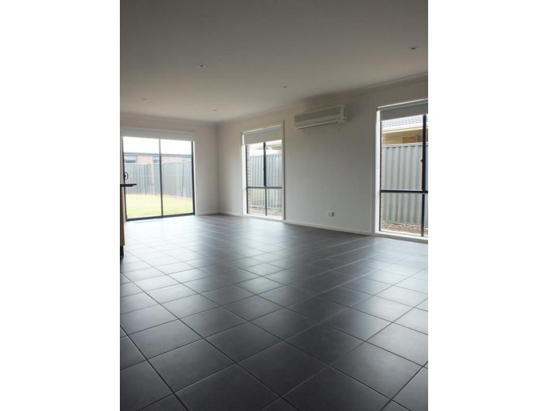 6 Orchard Valley Avenue, Pakenham VIC 3810