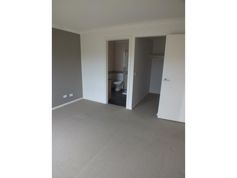 6 Orchard Valley Avenue, Pakenham VIC 3810