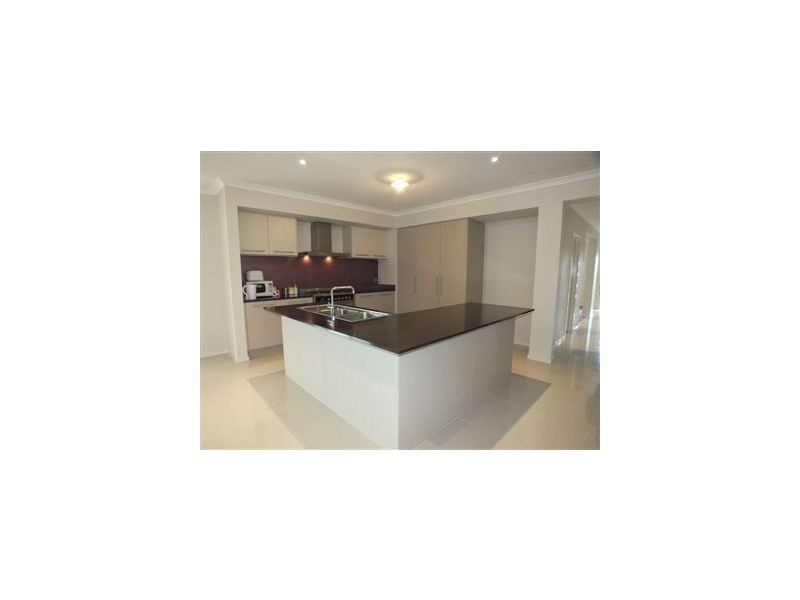 33 Cohens Way, Pakenham VIC 3810