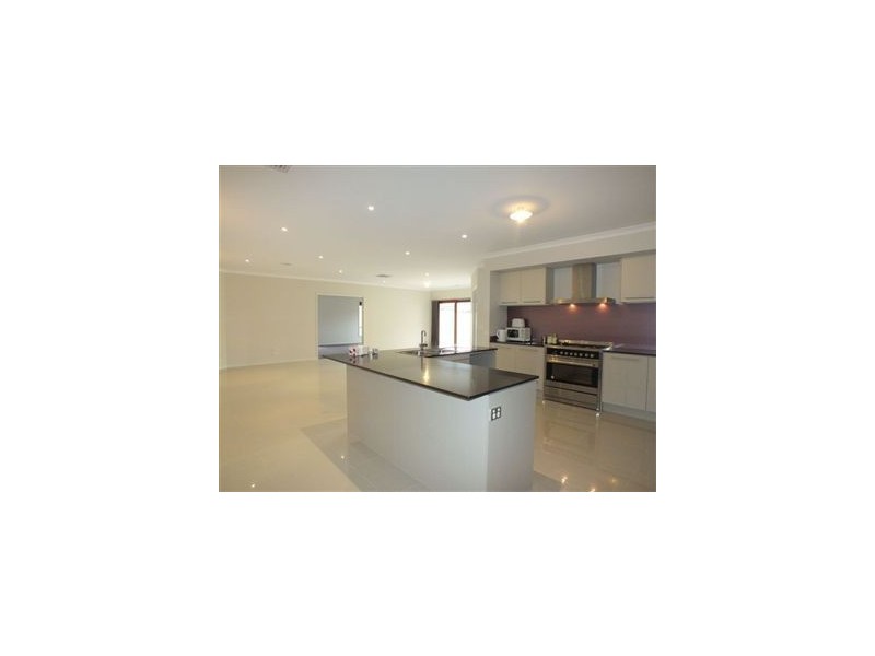 33 Cohens Way, Pakenham VIC 3810