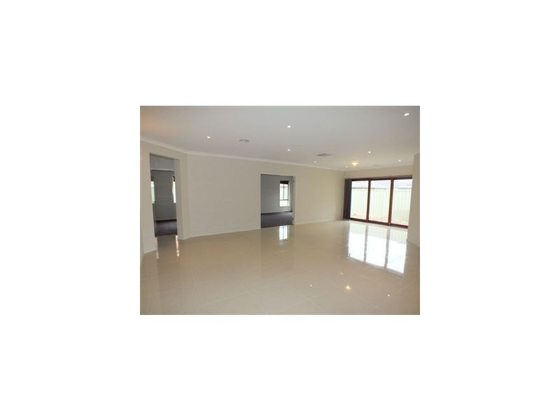 33 Cohens Way, Pakenham VIC 3810