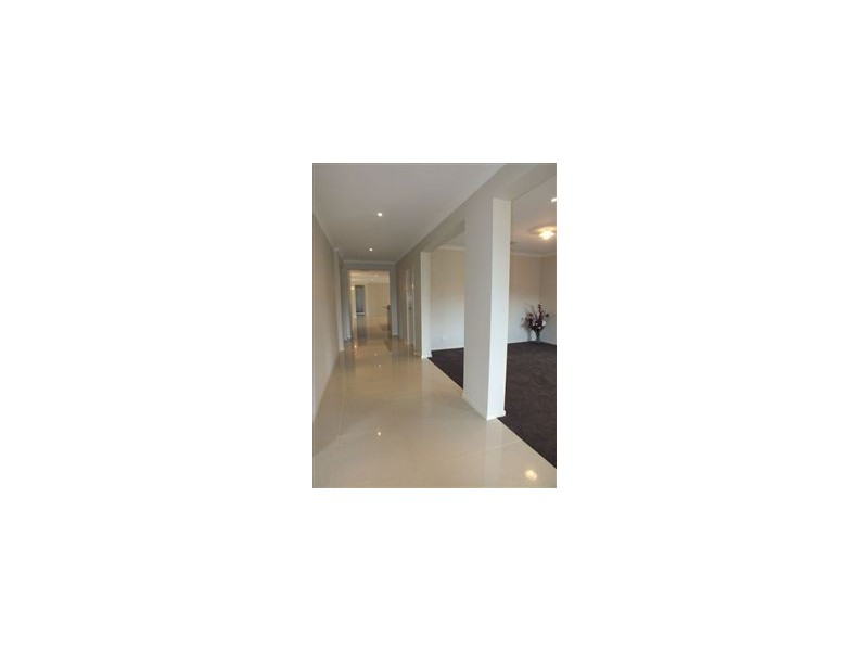 33 Cohens Way, Pakenham VIC 3810