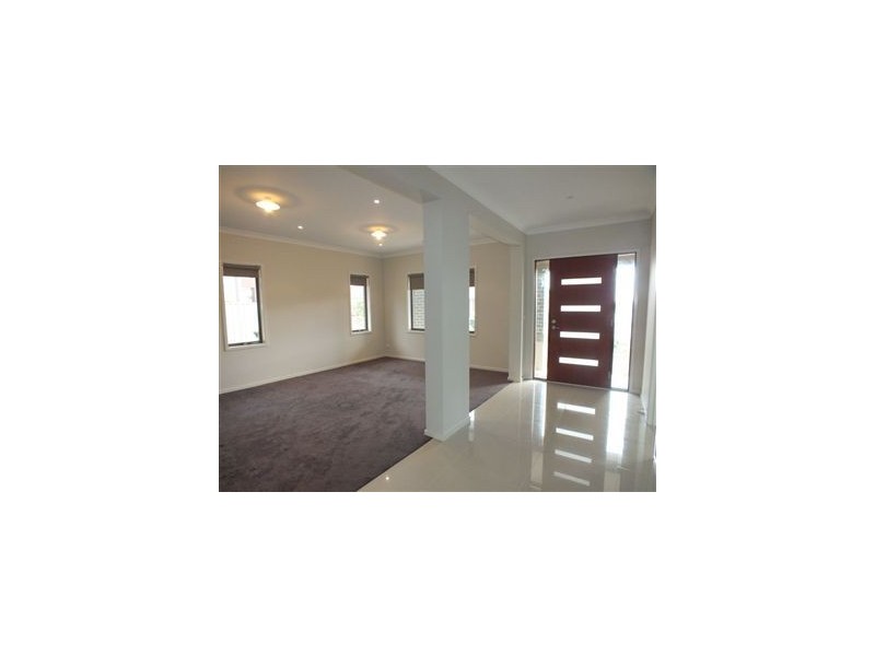 33 Cohens Way, Pakenham VIC 3810