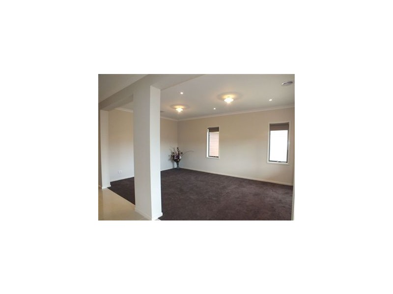 33 Cohens Way, Pakenham VIC 3810